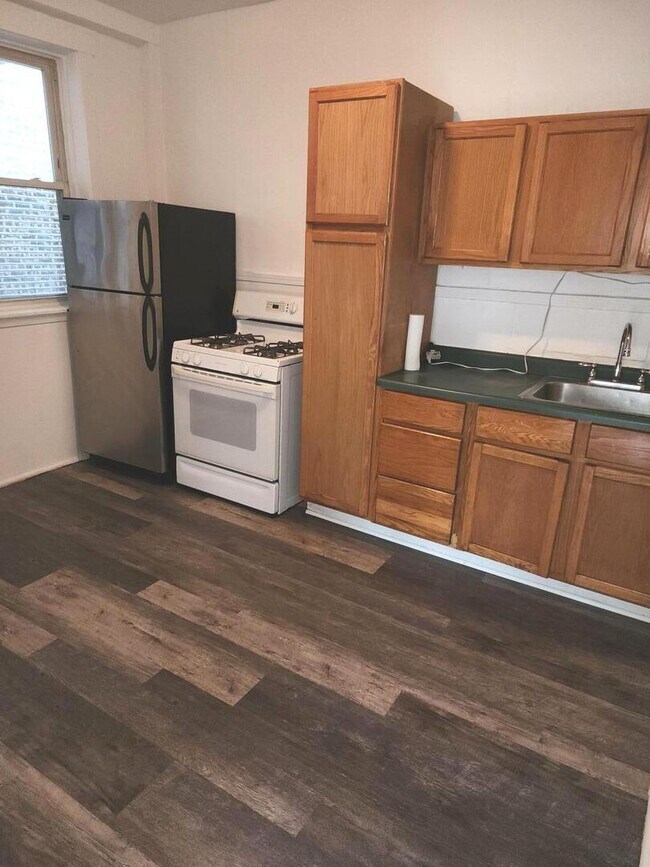Foto del edificio - 3301 W Potomac Ave