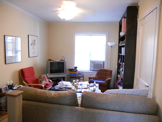 Building Photo - 654 W Oakdale Ave