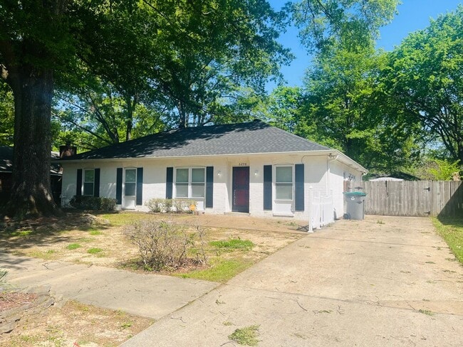 Move In Ready! Gated Parking! Large Fence ... - Move In Ready! Gated Parking! Large Fence ... House