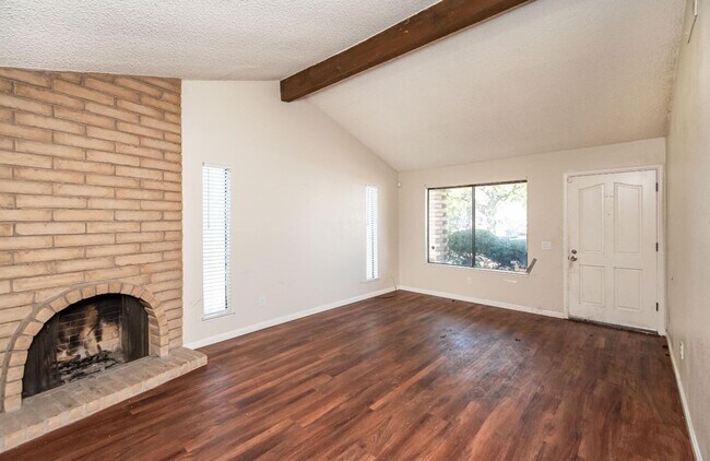 Foto del edificio - 4973-4975 Summerwood Circle