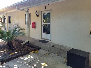 Building Photo - 711 N Wild Olive Ave