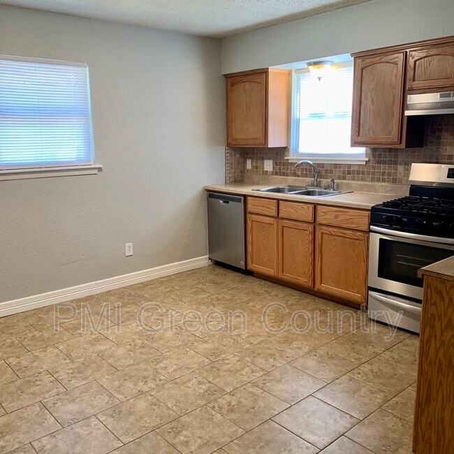 Building Photo - 428 S Elm Ct
