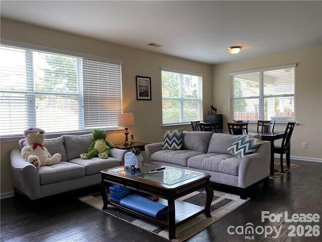 Foto del edificio - 10297 Shrader Street Northwest