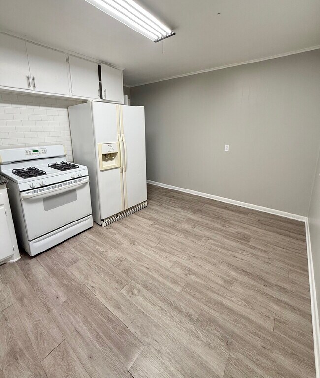 Foto del edificio - Charming 3-Bedroom Home with Bonus Room in...