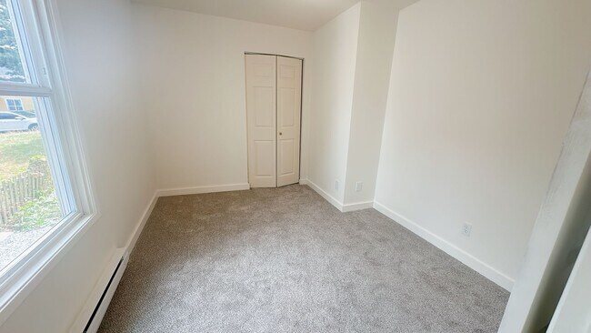 Foto del edificio - PRELEASING FOR LATE AUGUST: Classic 5bdrm/2 bath High St house with parking!