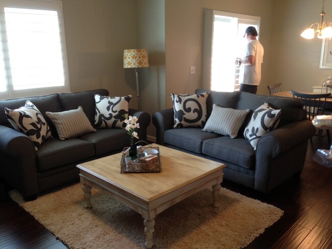Living Room - 4293 N Cresthaven Ln