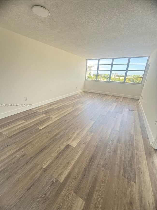 Building Photo - 1351 NE Miami Gardens Dr
