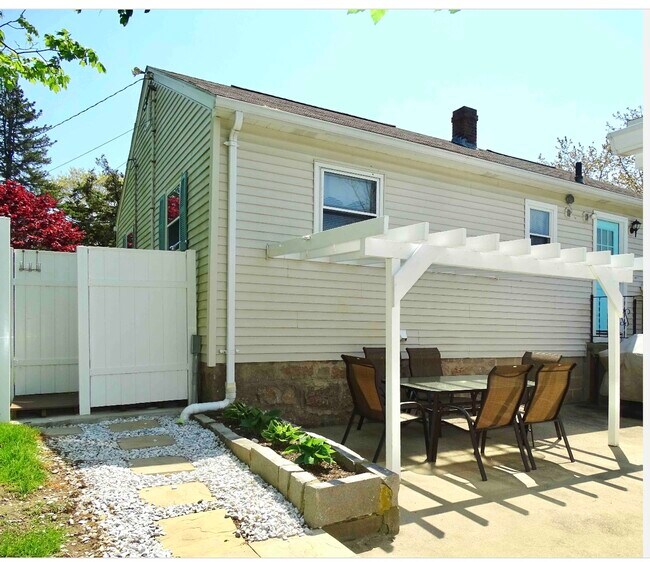 Outdoor shower - 35 Langworthy Rd