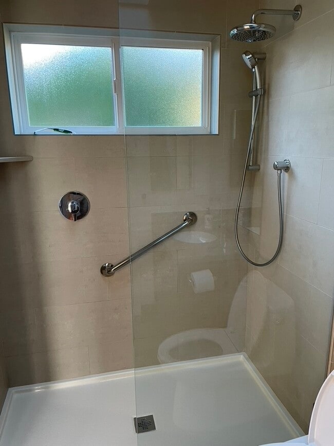 Building Photo - 467 Pamlar Ave