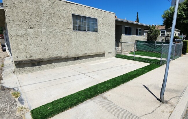 Building Photo - 2307 Kenmere Ave