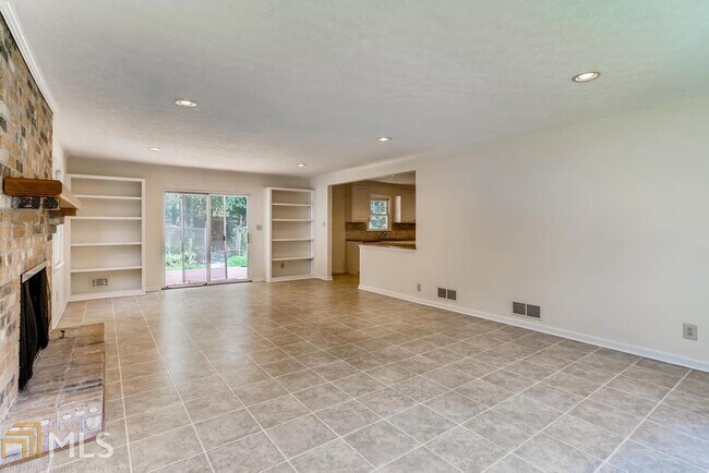 Building Photo - 2584 Warwick Dr