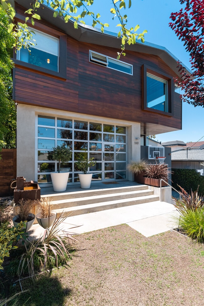 Building Photo - 1149 Pine Ave