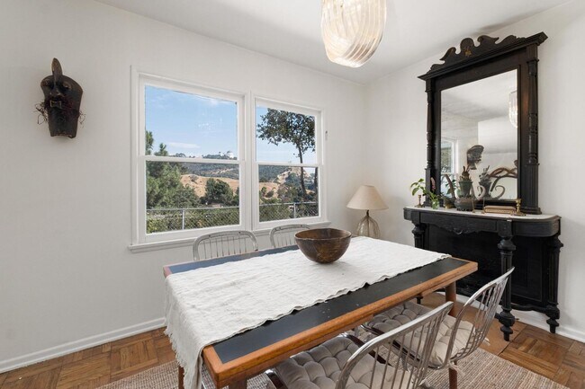 Foto del edificio - Fully Furnished: Mid-Century w/views of Griffith Observatory in the Hollywood Hills!