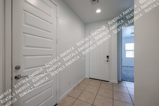 Building Photo - 5 Bed 3 Bth 1 Level Hme in New Comm by Kin...