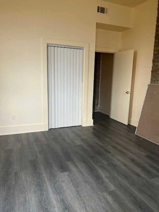 Building Photo - 2401-03Magno