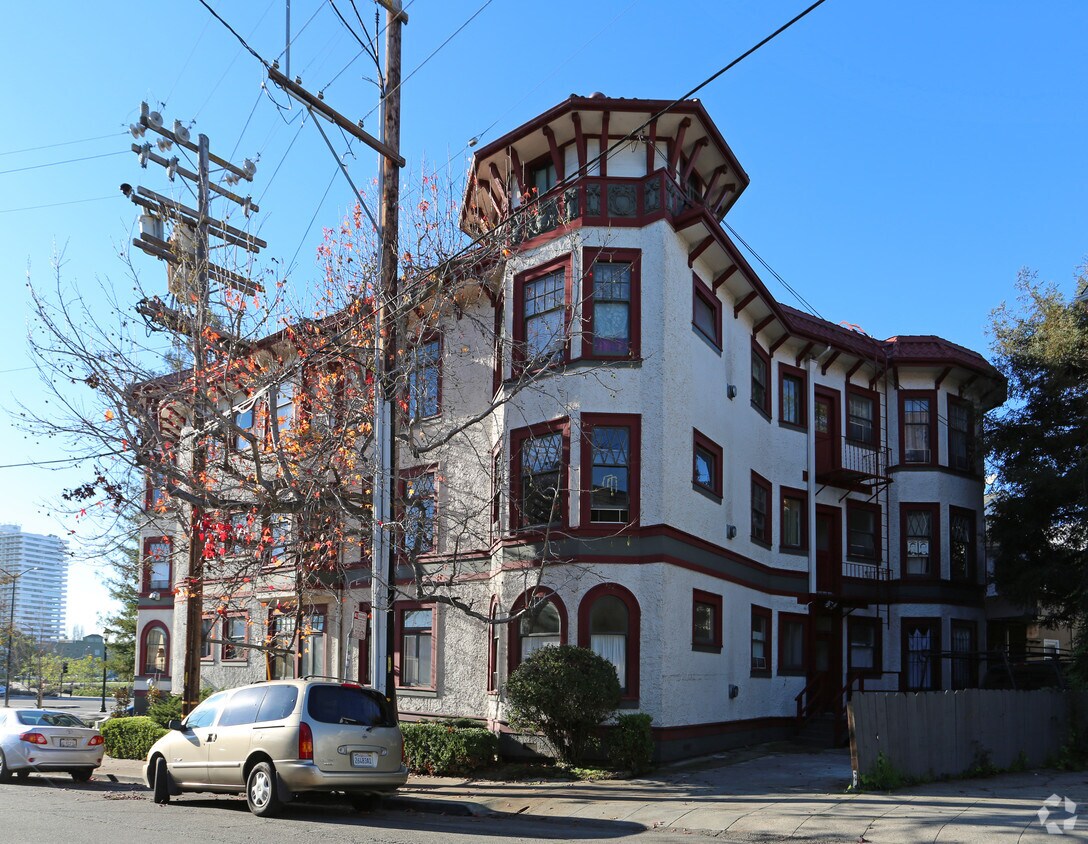 Building Photo - 1800 Lakeshore Ave