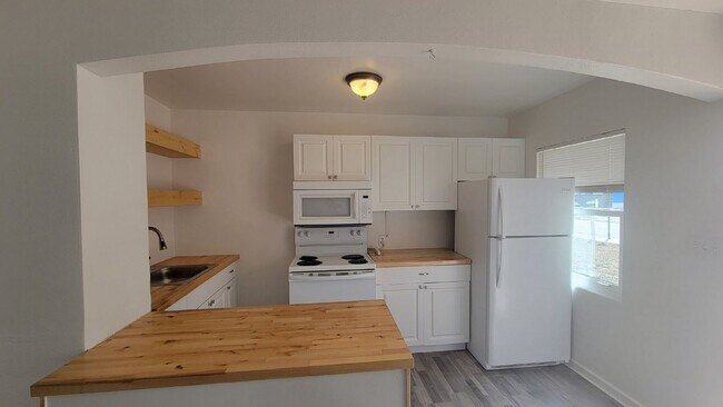 Foto del edificio - Annual Updated One Bedroom, One Bath Duplex Located in The Village of the Art