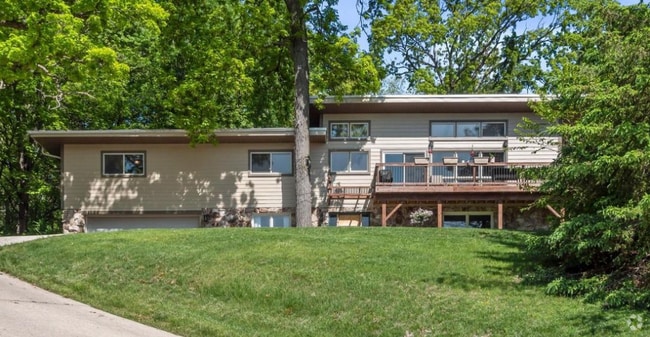 Building Photo - 1104 Cavalier Dr
