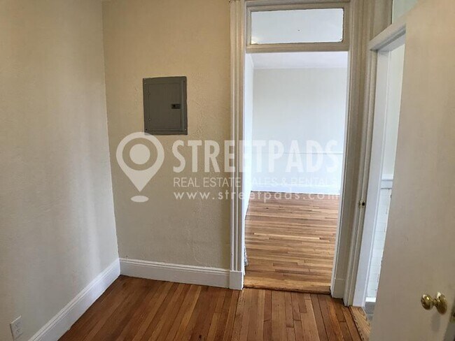 Building Photo - bedroom in Boston MA 02215