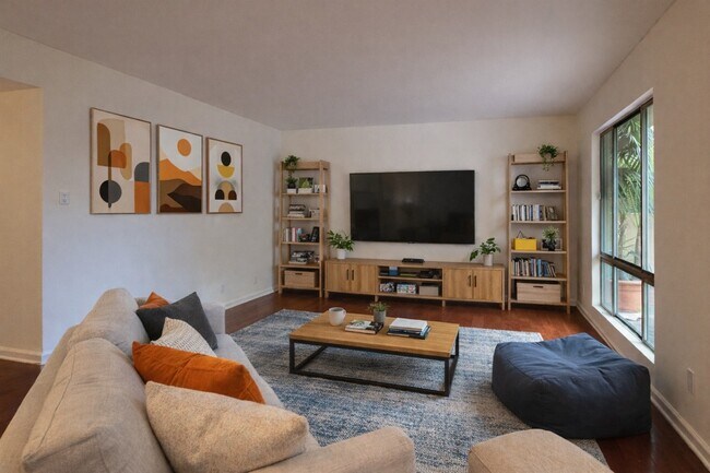 Sala de estar (ángulo opuesto) Gran sala de 24×16 con espacio para sala de estar y comedor, más grande que - 970 Palm Avenue