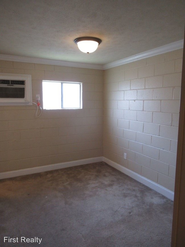 Foto del edificio - 1 br, 1 bath Apartment - 159 N. Donahue Dr.
