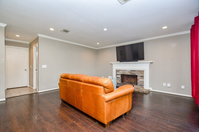 Foto del edificio - 7318 River Garden Dr