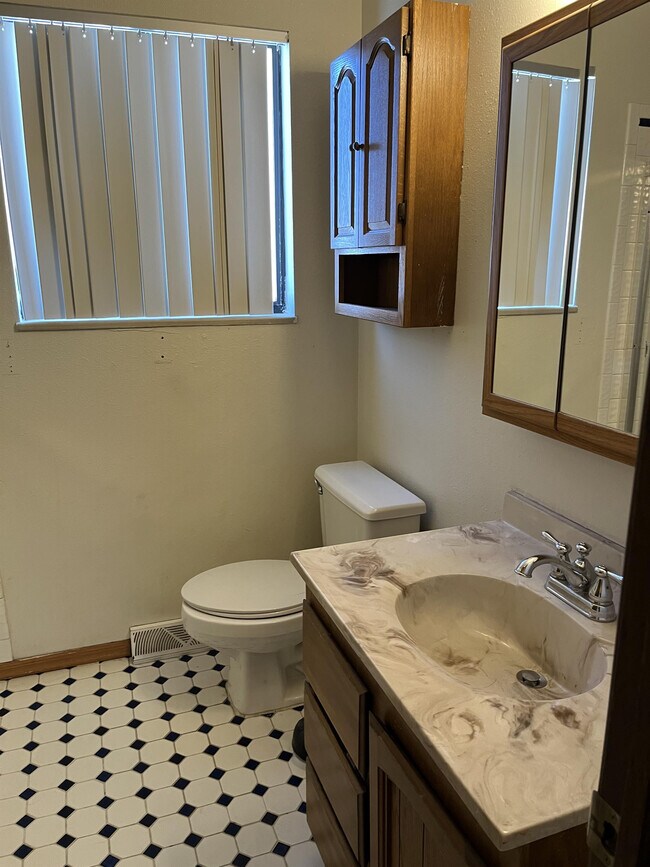 Building Photo - 204-246 46th Ave