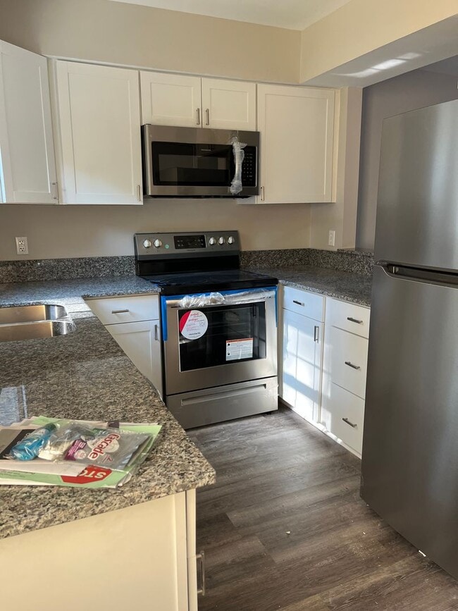 Building Photo - 2BR/1.5BA Townhome Style
