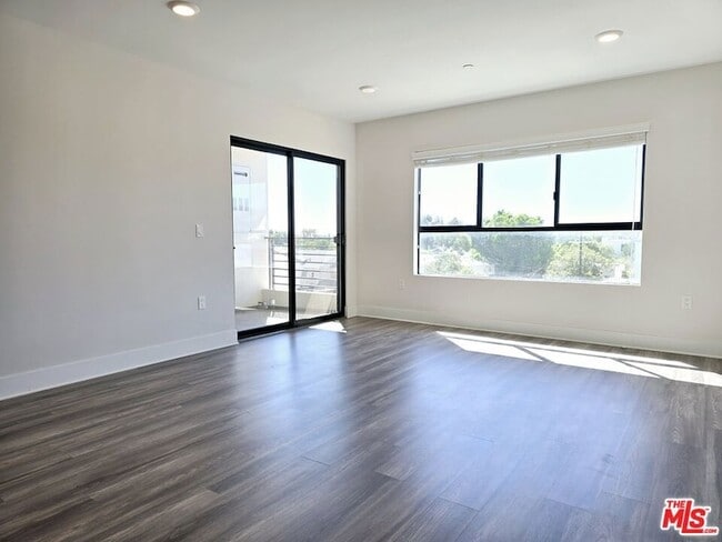 Building Photo - 5030 Rosewood Ave