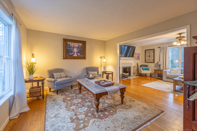 Foto del edificio - 142 Miller Farm Rd