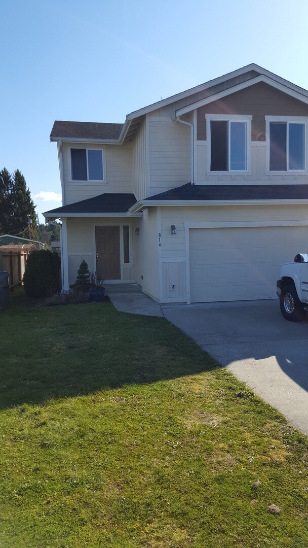 Building Photo - Application Pending - Nicely Renewed 4 bed 2.5 bath 2,050 sqft Home for Rent