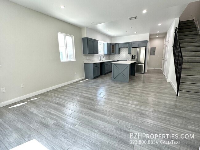 Foto del edificio - Just Finished Construction! 2 Min Walk to ...