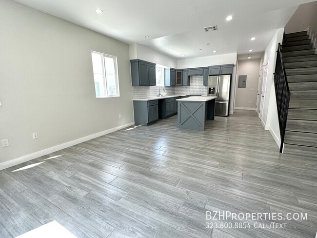 Building Photo - Just Finished Construction! 2 Min Walk to ...