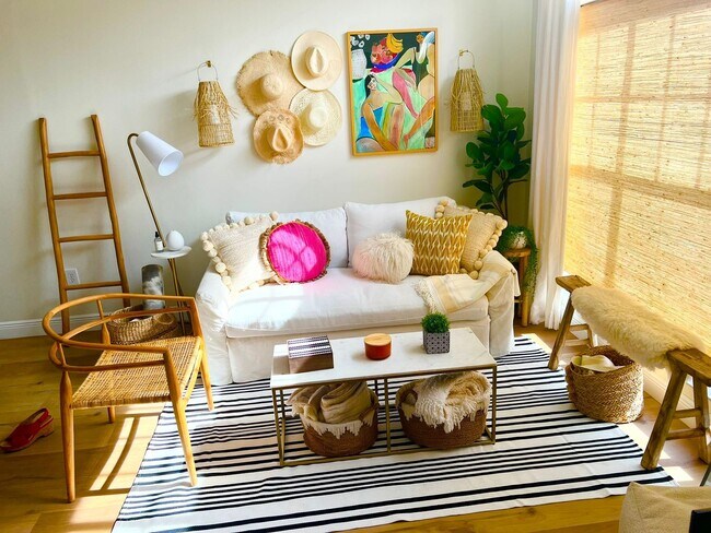 Foto del edificio - Fully furnished one luxury apt in the perf...