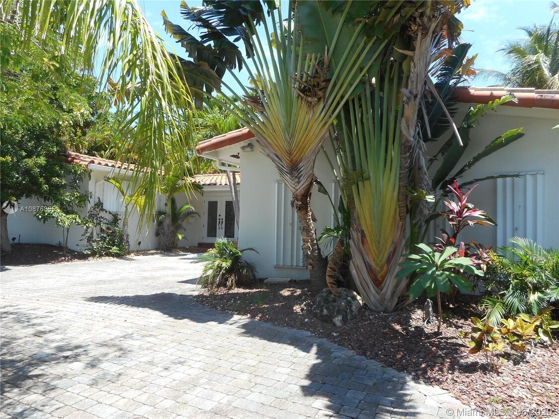 Primary Photo - 2325 Magnolia Dr
