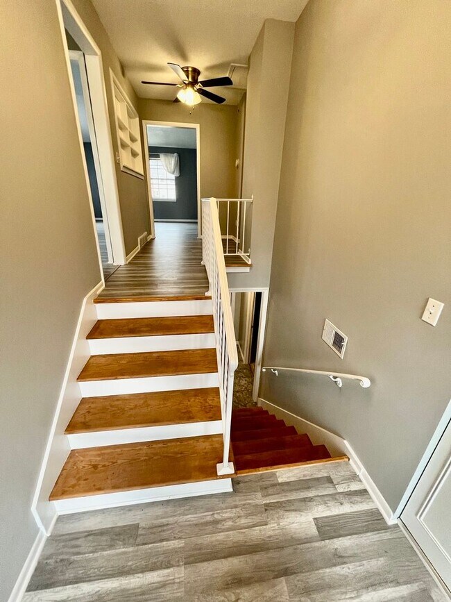 Building Photo - 4-Bedroom, 2-Bathroom home in Overland Par...