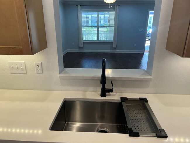 Building Photo - Beautifully renovated 3 bedroom 2 1/2 bath...