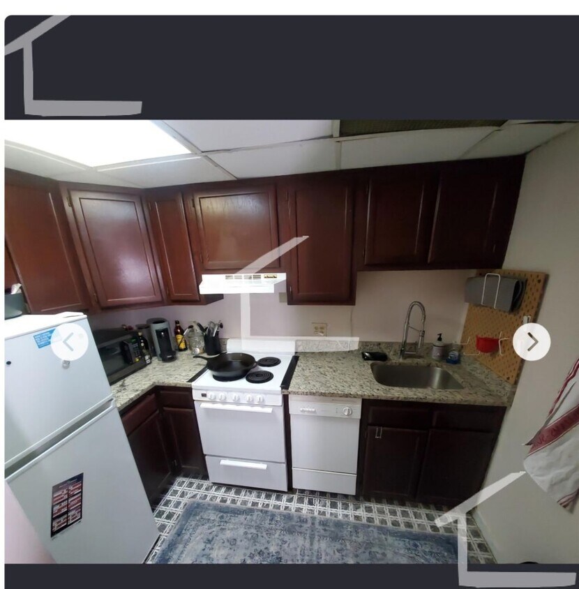 Building Photo - Kenmore 1 bed available 9/1