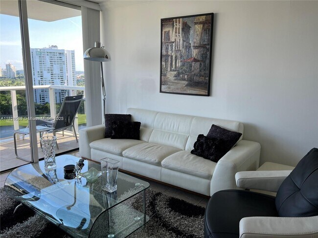Foto del edificio - 3625 N Country Club Dr