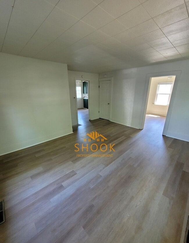 Building Photo - COZY AND UPDATED HOUSE IN GREAT NEIGHBORHOOD