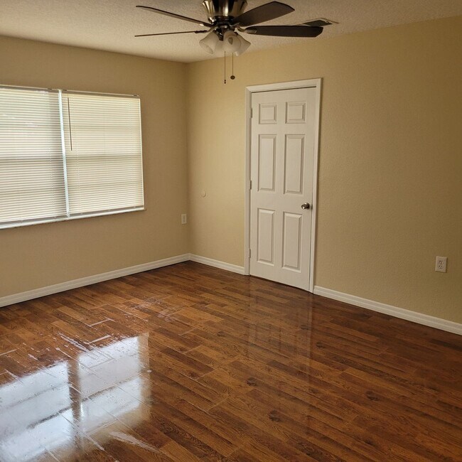 Building Photo - Nice 3/2 home in St Cloud available now . . .