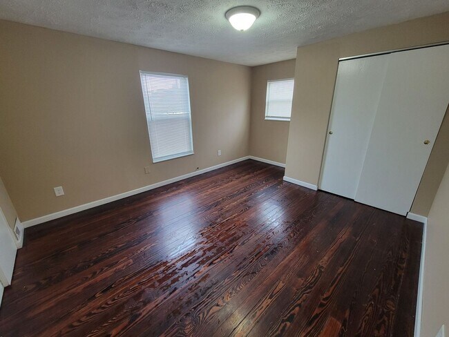 Building Photo - 2544 Elmo Ave 2BR/1.5BA (Hamilton)