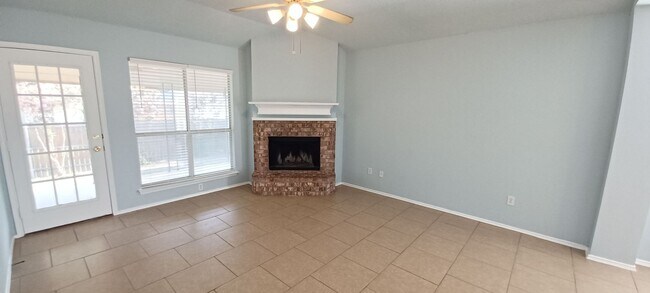 Building Photo - Move In Ready! 3 Bedrooms, 2 Bathrooms, 2 ...