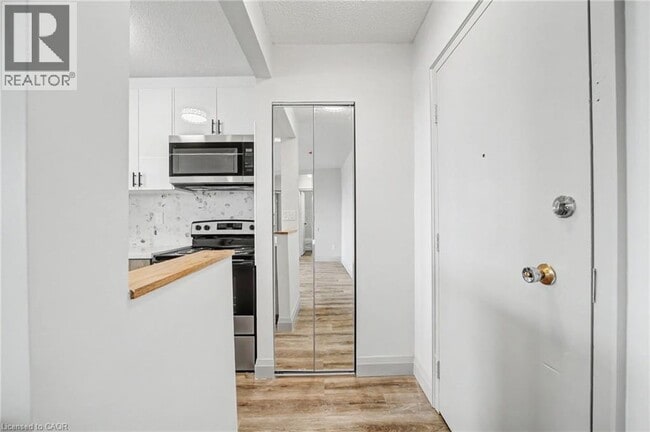 Building Photo - 41 Sutherland St W