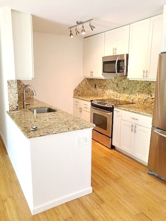 Foto del edificio - Updated Southpointe Unit with Beautiful Backyard.  Minimum 1 year rental term.