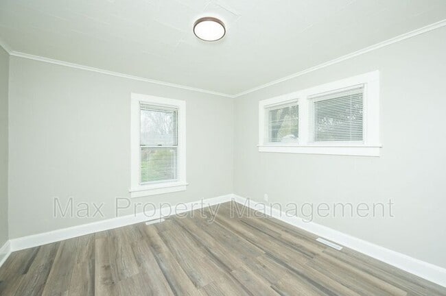 Building Photo - 308 E Hillside Ave
