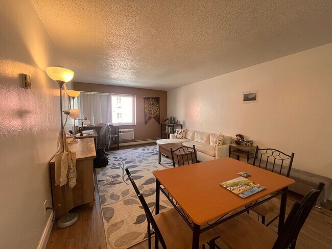 Foto del edificio - Downtown Furnished One-Bedroom Unit!