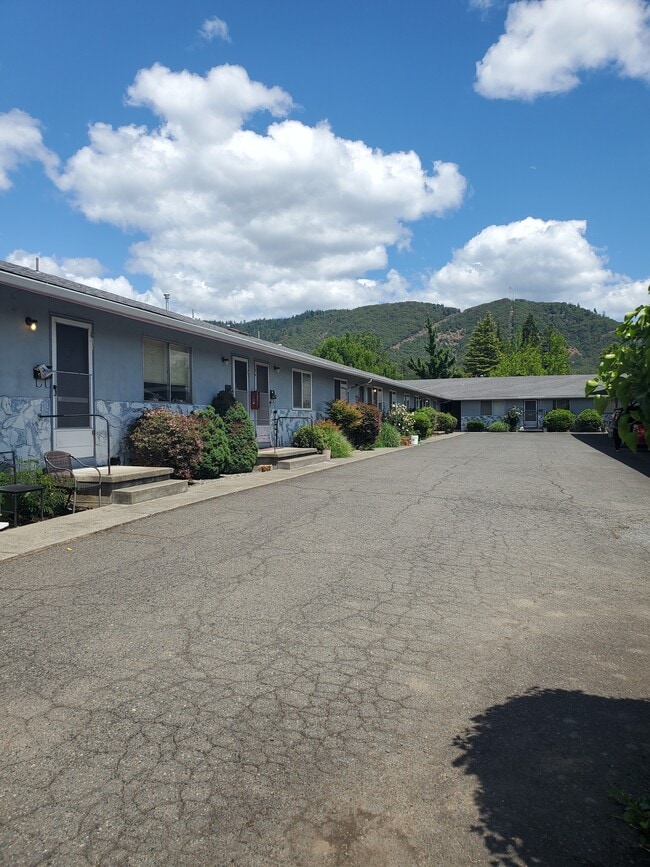 1245 NE 6th St Unit 9, Grants Pass, OR 97526 Apartments in Grants