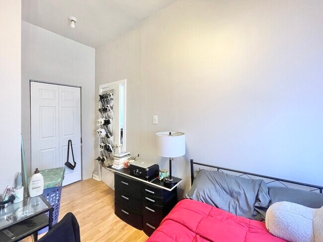 Foto del edificio - 2947 W Cortland St