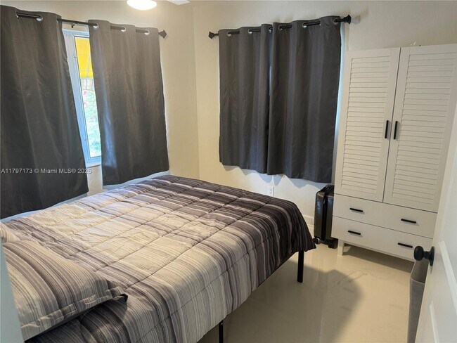 Foto del edificio - 825 NE 6th St